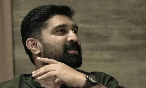 എങ്ങനെയാണ് ഇവർക്കൊക്കെ സ്വന്തം വിദ്യാർഥികൾക്ക് മുന്നിൽ തലയുയർത്തിപ്പിടിച്ച് ക്ലാസെടുക്കാൻ കഴിയുക? - വി.ടി ബൽറാം