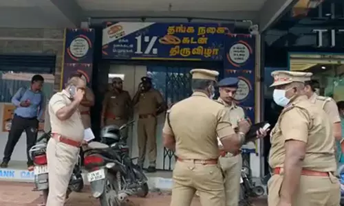 പട്ടാപ്പകല്‍ ബാങ്ക് ജീവനക്കാരെ ടോയ്‍ലറ്റില്‍ പൂട്ടിയിട്ട് 32 കിലോ സ്വര്‍ണം കവര്‍ന്നു