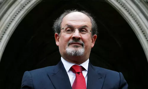 സല്‍മാന്‍ റുഷ്ദിയുടെ ആരോഗ്യനിലയിൽ പുരോഗതി; വെന്‍റിലേറ്ററിൽ നിന്ന് മാറ്റി