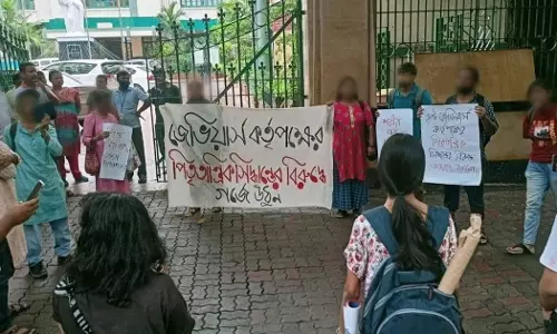 സ്വിം സ്യൂട്ട് ഫോട്ടോയുടെ പേരില്‍ അധ്യാപികയെ രാജിവെപ്പിച്ച സംഭവം: പ്രതിഷേധവുമായി വിദ്യാര്‍ഥികള്‍