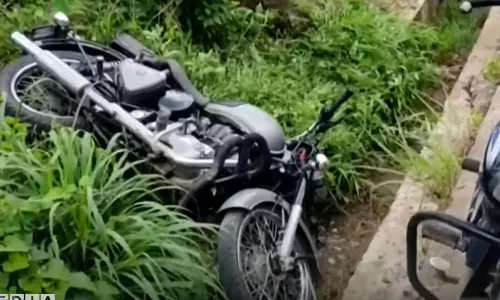 സ്ലാബിലാത്ത ഓടയിലേക്ക് ബൈക്ക് മറിഞ്ഞു; യുവാവിന്റെ തലക്ക് പരിക്ക്