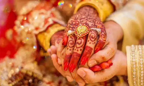 ഗർഭനിരോധന ഉറയും ഗുളികയും; നവദമ്പതികൾക്ക് ഒഡിഷ സർക്കാരിന്റെ വിവാഹസമ്മാനം