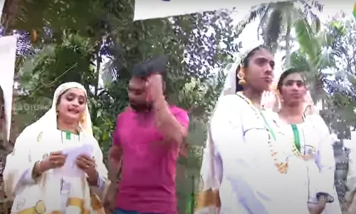 മണ്ടുമ്പോ നോക്കീക്കോളി കുണ്ടിൽ ബീഴാണ്ട്; റോഡിലെ കുഴികളിൽ പ്രതിഷേധിച്ച് പാത്തുവിന്റെ ഒപ്പന- വീഡിയോ