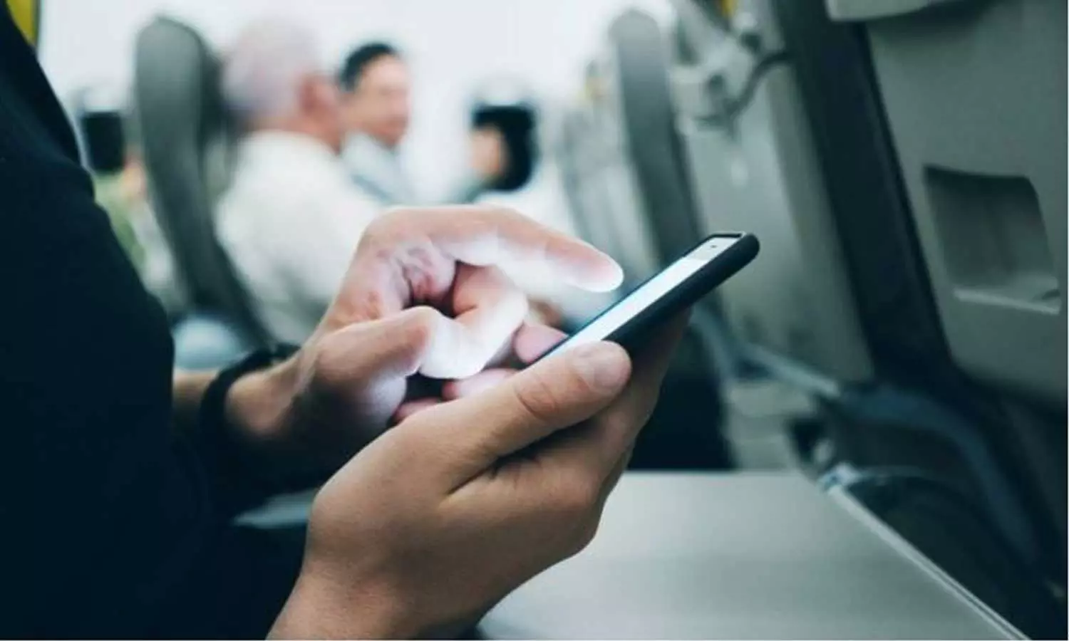 ബോംബറാണെന്ന് യാത്രക്കാരന്റെ ഫോണിൽ   വാട്ട്സ്ആപ്പ് സന്ദേശം; മംഗളൂരു-മുംബൈ വിമാനം ആറുമണിക്കൂർ വൈകി