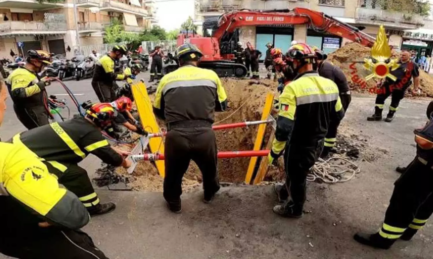 ബാങ്ക് കൊള്ളയടിക്കാൻ നിർമിച്ച തുരങ്കം ഇടിഞ്ഞ് മോഷ്ടാക്കൾ മണ്ണിനടിയിൽപ്പെട്ടു; 8 മണിക്കൂറിന് ശേഷം അഗ്നിശമനസേന രക്ഷപ്പെടുത്തി ബാങ്ക് കൊള്ളയടിക്കാൻ നിർമിച്ച തുരങ്കം ഇടിഞ്ഞ് മോഷ്ടാക്കൾ മണ്ണിനടിയിൽപ്പെട്ടു; 8 മണിക്കൂറിന് ശേഷം അഗ്നിശമനസേന രക്ഷപ്പെടുത്തി