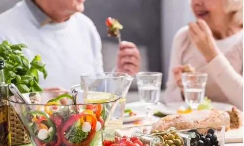 50 വയസ് കഴിഞ്ഞോ? എങ്കിൽ ഈ ഭക്ഷണശീലങ്ങൾ പിന്തുടർന്നോളൂ...