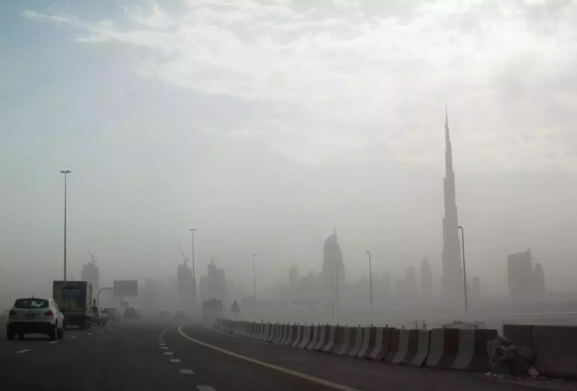 യു.എ.ഇയിൽ പൊടി നിറഞ്ഞ കാലാവസ്ഥ തുടരുന്നു; താപനില കുറയാൻ സാധ്യത യു.എ.ഇയിൽ പൊടി നിറഞ്ഞ കാലാവസ്ഥ തുടരുന്നു; താപനില കുറയാൻ സാധ്യത