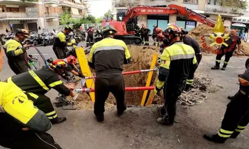 ബാങ്ക് കൊള്ളയടിക്കാൻ നിർമിച്ച തുരങ്കം ഇടിഞ്ഞ് മോഷ്ടാക്കൾ  മണ്ണിനടിയിൽപ്പെട്ടു;  8 മണിക്കൂറിന് ശേഷം അഗ്നിശമനസേന രക്ഷപ്പെടുത്തി