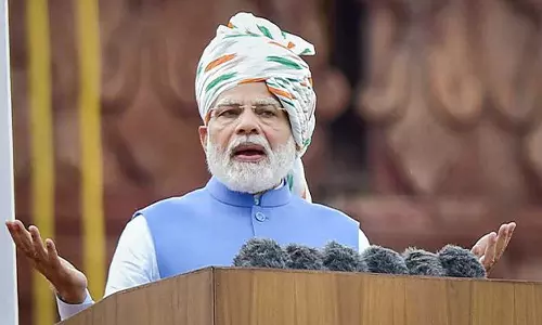 ടെലിപ്രോംപ്റ്റര്‍ ഒഴിവാക്കി പ്രധാനമന്ത്രി; 82 മിനിറ്റ്‌ നീണ്ട സ്വാതന്ത്ര്യദിന പ്രസംഗത്തിന് ഉപയോഗിച്ചത് പേപ്പര്‍നോട്ടുകള്‍ മാത്രം