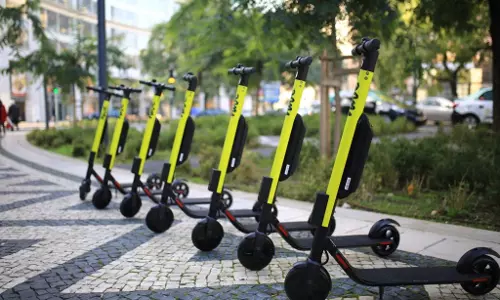 യു.എ.ഇയിൽ ഇലക്ട്രോണിക് സ്കൂട്ടർ ഓടിക്കുന്ന നിരവധി പേർക്ക് പിഴ ചുമത്തി യു.എ.ഇയിൽ ഇലക്ട്രോണിക് സ്കൂട്ടർ ഓടിക്കുന്ന നിരവധി പേർക്ക് പിഴ ചുമത്തി