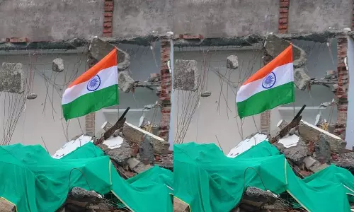 തകർക്കപ്പെട്ട വീടിന് മുകളിൽ ദേശീയ പതാക ഉയർത്തി ജാവേദ് മുഹമ്മദിന്റെ കുടുംബം