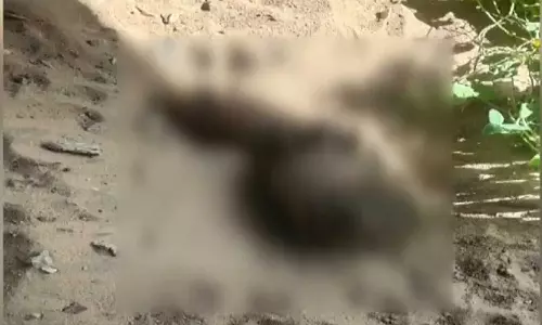 തിരുവനന്തപുരത്ത് മാലിന്യക്കുഴലിൽ മനുഷ്യന്റെ കാലുകൾ