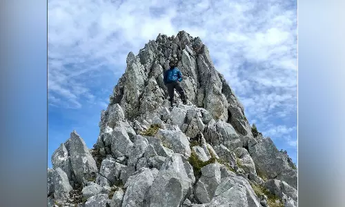 അദ്ദേഹം മലമുകളിലാണ്; ആളെ വേണ്ടത്ര മനസ്സിലായില്ലെന്ന് തോന്നുന്നു?