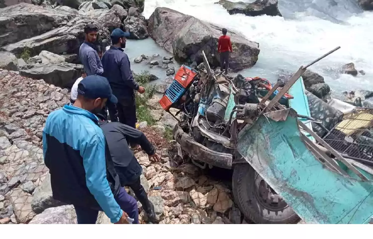 ജമ്മുവില്‍ സുരക്ഷാ ഉദ്യോഗസ്ഥര്‍ സഞ്ചരിച്ച ബസ് നദിയിലേക്ക് മറിഞ്ഞു; ആറ് മരണം