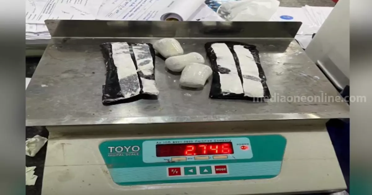 കരിപ്പൂരില് ഒന്നേകാല് കോടി രൂപ വിലയുള്ള സ്വര്ണവുമായി ഒരാള് പിടിയിൽ കരിപ്പൂരില് ഒന്നേകാല് കോടി രൂപ വിലയുള്ള സ്വര്ണവുമായി ഒരാള് പിടിയിൽ