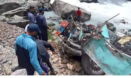 ജമ്മുവില്‍ സുരക്ഷാ ഉദ്യോഗസ്ഥര്‍ സഞ്ചരിച്ച ബസ് നദിയിലേക്ക് മറിഞ്ഞു; ആറ് മരണം