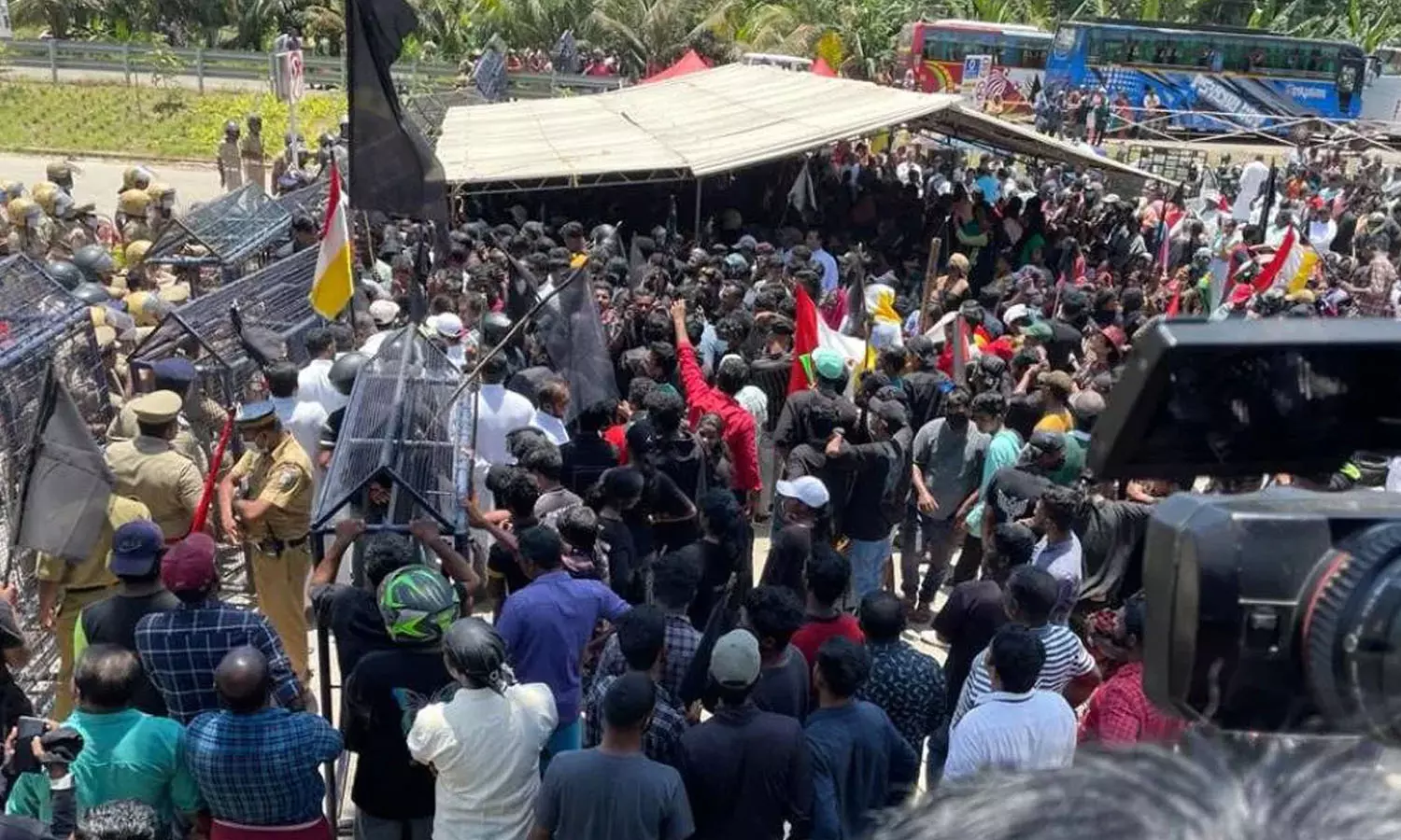 കൂടുതൽ മത്സ്യത്തൊഴിലാളികൾ സമരവേദിയിൽ എത്തും; വിഴിഞ്ഞത്ത് രണ്ടാം ദിനവും സമരം ശക്തം കൂടുതൽ മത്സ്യത്തൊഴിലാളികൾ സമരവേദിയിൽ എത്തും; വിഴിഞ്ഞത്ത് രണ്ടാം ദിനവും സമരം ശക്തം