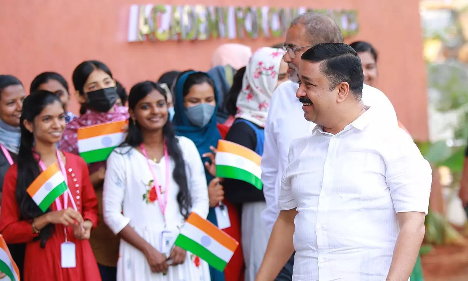 ഈ സ്ഥാപനം പാണക്കാട് തങ്ങളുടെ പേരിൽ; ഇവിടെ ചേരുമ്പോൾ രാഷ്ട്രീയം മാറേണ്ടതില്ല... - നജീബ് കാന്തപുരം എം.എൽ.എ