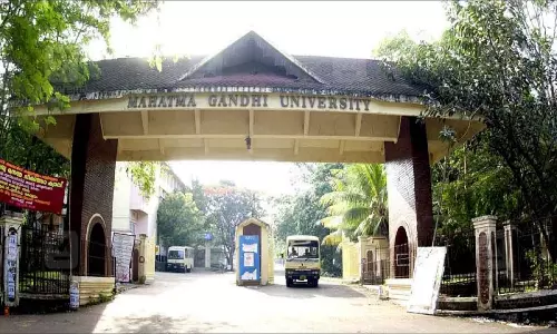 പരീക്ഷയിലെ കൂട്ടത്തോൽവി; എംജി സർവകലാശാല ഉപരോധിച്ച് പ്രൈവറ്റ് വിദ്യാർത്ഥികൾ പരീക്ഷയിലെ കൂട്ടത്തോൽവി; എംജി സർവകലാശാല ഉപരോധിച്ച് പ്രൈവറ്റ് വിദ്യാർത്ഥികൾ