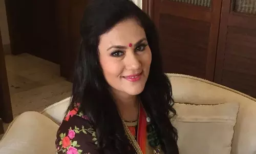 സ്വാതന്ത്ര്യദിന ട്വീറ്റിൽ പാകിസ്താൻ പ്രധാനമന്ത്രിയെ ടാഗ് ചെയ്തു; പുലിവാലു പിടിച്ച് രാമായണം നടി ദീപിക ചികില സ്വാതന്ത്ര്യദിന ട്വീറ്റിൽ പാകിസ്താൻ പ്രധാനമന്ത്രിയെ ടാഗ് ചെയ്തു; പുലിവാലു പിടിച്ച് രാമായണം നടി ദീപിക ചികില