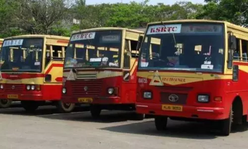 ഓണത്തിന് ജീവനക്കാരെ പട്ടിണിക്കിടാൻ പറ്റില്ല; കെ.എസ്.ആർ.ടിസിയിൽ ശമ്പളം ഉടൻ നൽകണമെന്ന് ഹൈക്കോടതി ഓണത്തിന് ജീവനക്കാരെ പട്ടിണിക്കിടാൻ പറ്റില്ല; കെ.എസ്.ആർ.ടിസിയിൽ ശമ്പളം ഉടൻ നൽകണമെന്ന് ഹൈക്കോടതി
