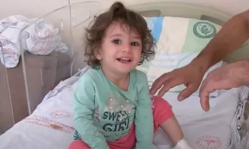 കടിച്ച പാമ്പിനെ തിരിച്ച് കടിച്ചുകൊന്ന് രണ്ടുവയസുകാരി കടിച്ച പാമ്പിനെ തിരിച്ച് കടിച്ചുകൊന്ന് രണ്ടുവയസുകാരി