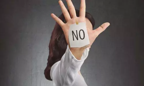 സുഹൃത്തിന്റെ പിതാവിനെ വിവാഹം ചെയ്യാൻ വിസമ്മതിച്ചതിന് ചെരുപ്പ് നക്കിച്ചും മുടിമുറിച്ചും പീഡനം; ആറ് പേര് അറസ്റ്റില് സുഹൃത്തിന്റെ പിതാവിനെ വിവാഹം ചെയ്യാൻ വിസമ്മതിച്ചതിന് ചെരുപ്പ് നക്കിച്ചും മുടിമുറിച്ചും പീഡനം; ആറ് പേര് അറസ്റ്റില്