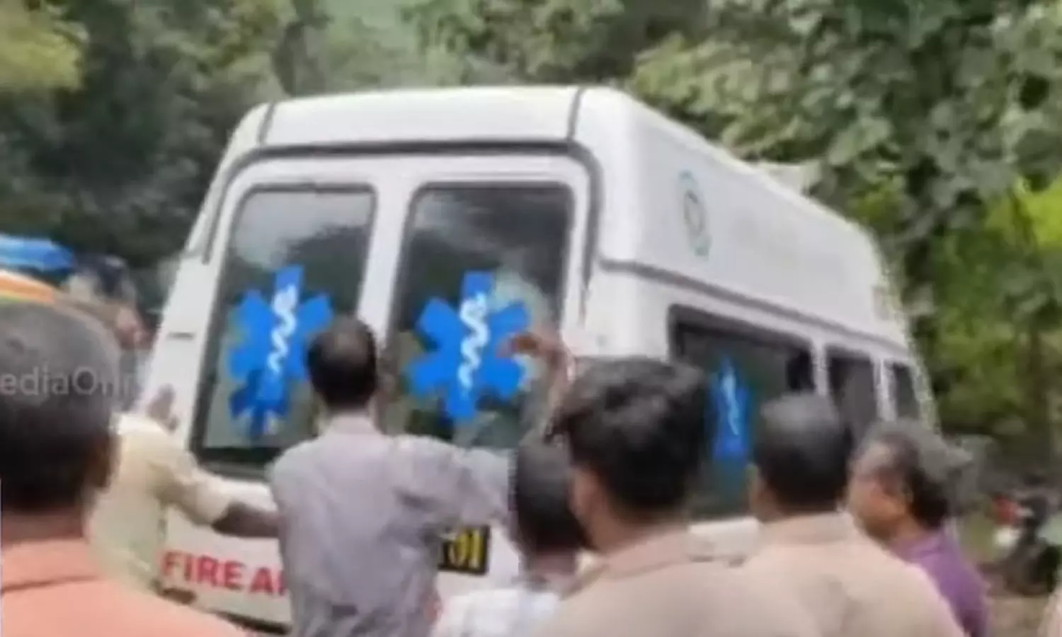 ഇടുക്കി മുട്ടത്ത് ലോറി നിയന്ത്രണം വിട്ട് താഴ്ചയിലേക്ക് മറിഞ്ഞു; ഒരാളുടെ നില ഗുരുതരം