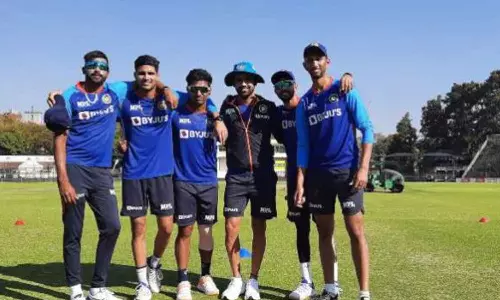 ഇന്ത്യ - സിംബാബ്വേ ഏകദിന പരമ്പരയ്ക്ക് ഇന്ന് തുടക്കം; സഞ്ജു ആദ്യ ഇലവനിൽ കളിച്ചേക്കും ഇന്ത്യ - സിംബാബ്വേ ഏകദിന പരമ്പരയ്ക്ക് ഇന്ന് തുടക്കം; സഞ്ജു ആദ്യ ഇലവനിൽ കളിച്ചേക്കും