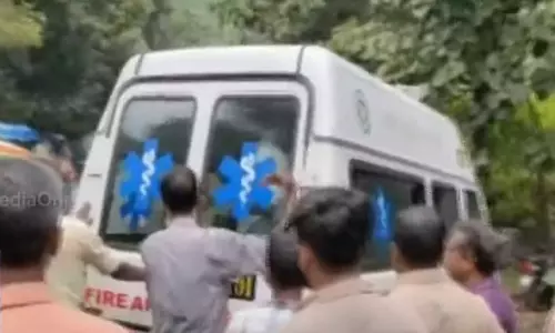 ഇടുക്കി മുട്ടത്ത് ലോറി നിയന്ത്രണം വിട്ട് താഴ്ചയിലേക്ക് മറിഞ്ഞു; ഒരാളുടെ നില ഗുരുതരം ഇടുക്കി മുട്ടത്ത് ലോറി നിയന്ത്രണം വിട്ട് താഴ്ചയിലേക്ക് മറിഞ്ഞു; ഒരാളുടെ നില ഗുരുതരം