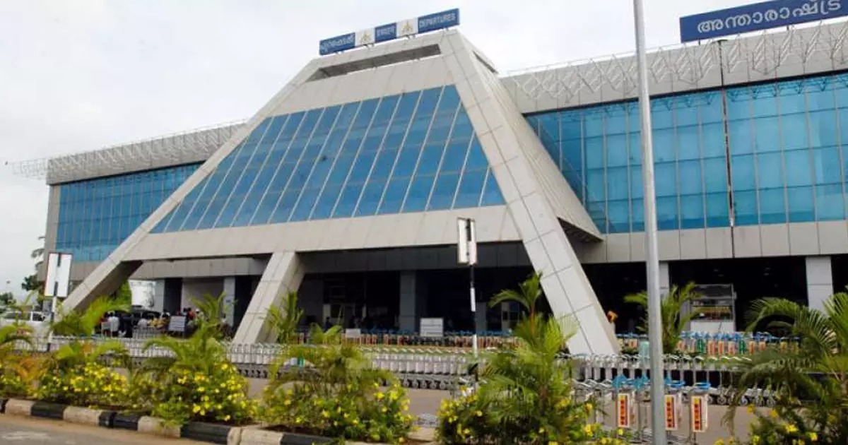 സ്വർണക്കടത്തിന് ഒത്താശ: കരിപ്പൂർ വിമാനത്താവളത്തിലെ മൂന്ന് കസ്റ്റംസ് ഉദ്യോഗസ്ഥർക്കെതിരെ നടപടി