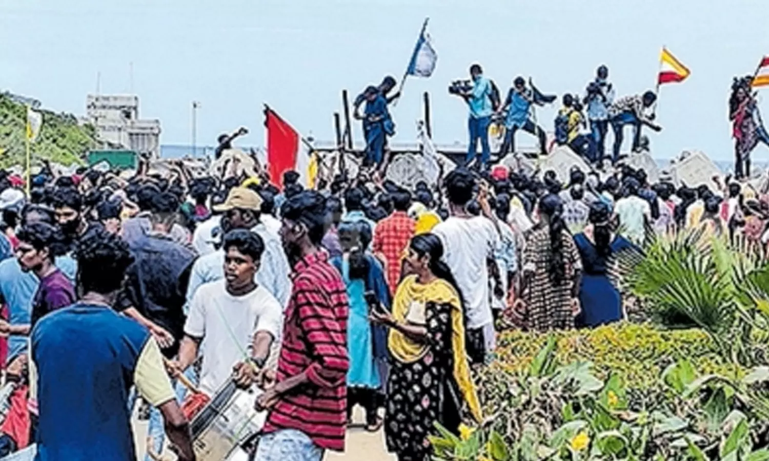 വിഴിഞ്ഞത്ത് സമരം തുടരും; പുനരധിവാസം വേഗത്തിലാക്കുമെന്ന് മന്ത്രിയുടെ ഉറപ്പ് വിഴിഞ്ഞത്ത് സമരം തുടരും; പുനരധിവാസം വേഗത്തിലാക്കുമെന്ന് മന്ത്രിയുടെ ഉറപ്പ്