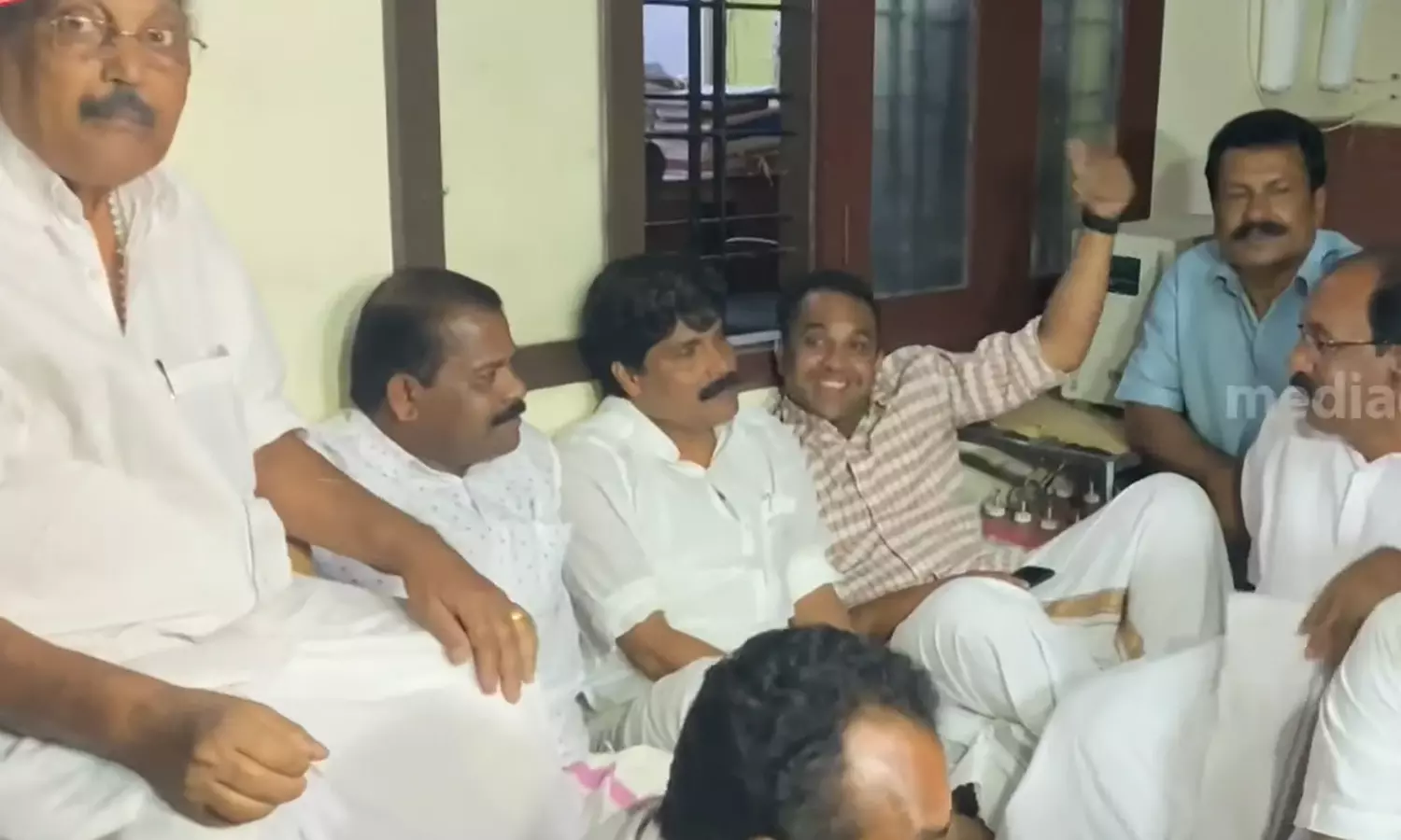 ഗാന്ധിചിത്രം തകർത്തതിന് കോൺഗ്രസ് പ്രവർത്തകരെ അറസ്റ്റ് ചെയ്തതിൽ എംഎൽഎമാർ നടത്തിയ പ്രതിഷേധം അവസാനിപ്പിച്ചു ഗാന്ധിചിത്രം തകർത്തതിന് കോൺഗ്രസ് പ്രവർത്തകരെ അറസ്റ്റ് ചെയ്തതിൽ എംഎൽഎമാർ നടത്തിയ പ്രതിഷേധം അവസാനിപ്പിച്ചു