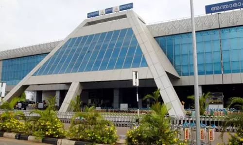 സ്വർണക്കടത്തിന് ഒത്താശ: കരിപ്പൂർ വിമാനത്താവളത്തിലെ മൂന്ന് കസ്റ്റംസ് ഉദ്യോഗസ്ഥർക്കെതിരെ നടപടി