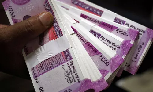 ഓണക്കാല ചെലവുകള്‍ വെട്ടിക്കുറക്കാതെ നടത്താന്‍ സര്‍ക്കാര്‍; ധനവകുപ്പ് 1000 കോടി രൂപ കടമെടുക്കും