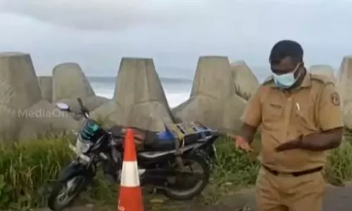 കൊല്ലത്ത് ബൈക്ക് പാറക്കല്ലിൽ ഇടിച്ച് മൂന്ന് പേർ മരിച്ചു