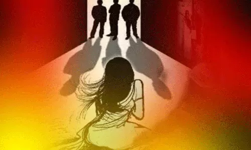 മൂന്ന് യുവാക്കളെ കൊണ്ട് 11കാരിയെ കൂട്ടബലാത്സം​ഗം ചെയ്യിച്ച് 21കാരി; അടുത്ത് നിന്ന് കൃത്യം വീക്ഷിച്ചു