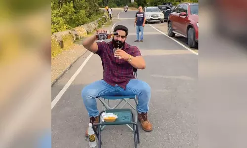 പൊലീസിനെ വെല്ലുവിളിച്ച് റോഡിന് നടുവിലിരുന്ന് വെള്ളമടി; സോഷ്യൽമീഡിയ ഇൻഫ്ലുവൻസർ ബോബി കഠാരിയക്കെതിരെ കേസ്