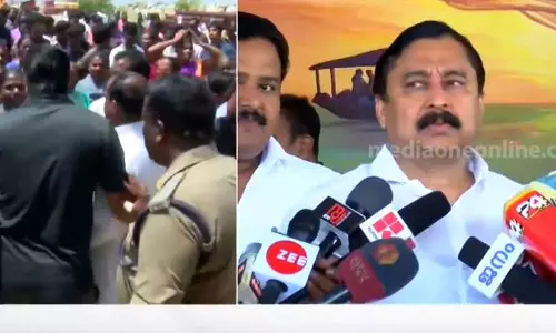 വിഴിഞ്ഞം തുറമുഖം: ചർച്ചയിലൂടെ പ്രശ്‌നം പരിഹരിക്കാൻ കഴിയുമെന്ന് മന്ത്രി; നിർമ്മാണം നിർത്തിവെയ്ക്കണമെന്നാവശ്യം ശരിയല്ലെന്ന് ശശി തരൂർ