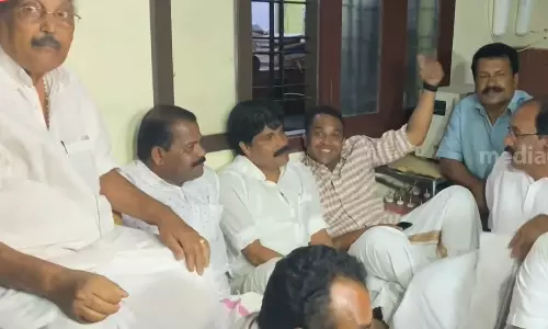 ഗാന്ധിചിത്രം തകർത്തതിന് കോൺഗ്രസ് പ്രവർത്തകരെ അറസ്റ്റ് ചെയ്തതിൽ എംഎൽഎമാർ നടത്തിയ പ്രതിഷേധം അവസാനിപ്പിച്ചു