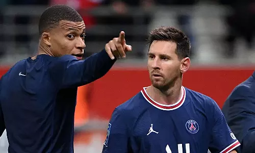 ടീമിലെ അർജന്റീന റിപ്പബ്ലിക്ക് അവസാനിപ്പിക്കണമെന്ന് എംബാപ്പെ; പി.എസ്.ജി യില് പോര് മുറുകുന്നു ടീമിലെ അർജന്റീന റിപ്പബ്ലിക്ക് അവസാനിപ്പിക്കണമെന്ന് എംബാപ്പെ; പി.എസ്.ജി യില് പോര് മുറുകുന്നു