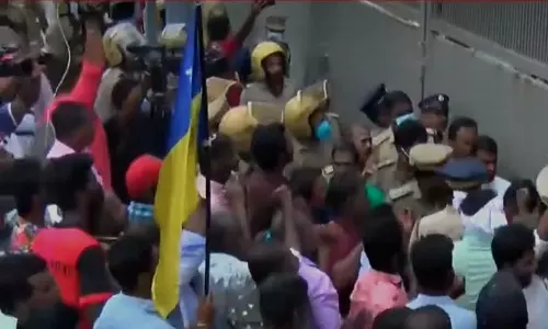 വിഴിഞ്ഞം പദ്ധതി പ്രദേശത്തിന്റെ പൂട്ട് പൊളിച്ച് മത്സ്യത്തൊഴിലാളികൾ; പൊലീസ് സന്നാഹം ഭേദിച്ചു വിഴിഞ്ഞം പദ്ധതി പ്രദേശത്തിന്റെ പൂട്ട് പൊളിച്ച് മത്സ്യത്തൊഴിലാളികൾ; പൊലീസ് സന്നാഹം ഭേദിച്ചു