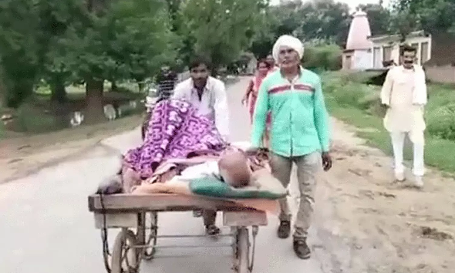 ഉന്തുവണ്ടിയിൽ രോഗിയെ കൊണ്ടുപോയത് വാര്‍ത്തയാക്കി; മധ്യപ്രദേശിൽ    മൂന്ന് മാധ്യമപ്രവർത്തകർക്കെതിരെ കേസ്