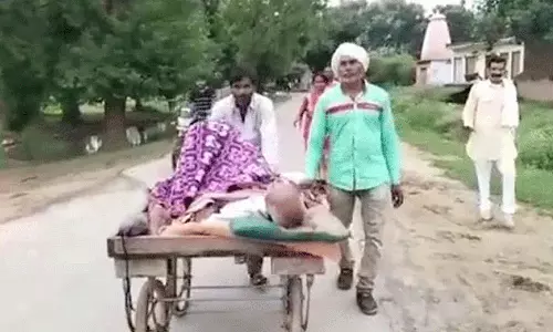 ഉന്തുവണ്ടിയിൽ രോഗിയെ കൊണ്ടുപോയത് വാര്‍ത്തയാക്കി; മധ്യപ്രദേശിൽ    മൂന്ന് മാധ്യമപ്രവർത്തകർക്കെതിരെ കേസ്