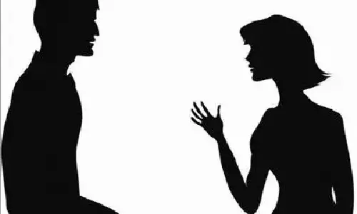 പിന്നാലെ നടന്ന് കമന്‍റടി, അശ്ലീല സന്ദേശങ്ങൾ; അഭിഭാഷകനെതിരെ പരാതിയുമായി വനിതാ ജഡ്ജി