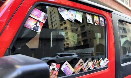 അനധികൃത മസാജ് സെന്ററുകളുടെ കാർഡ്   വിതരണം; ദുബൈയിൽ 870 പേരെ അറസ്റ്റ് ചെയ്തു