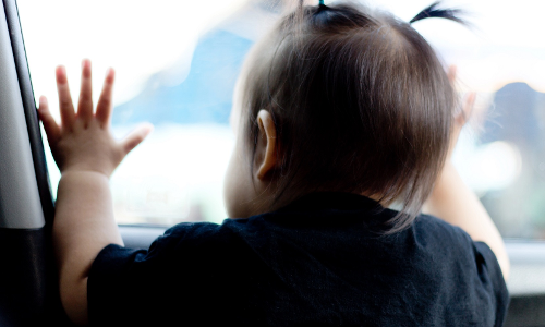 കുട്ടികളെ കാറിൽ തനിച്ചിരുത്തി   പോയാൽ രക്ഷിതാവിന് കടുത്ത ശിക്ഷ