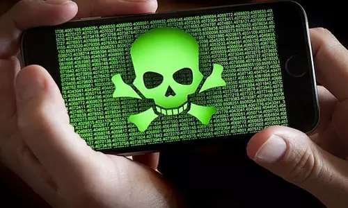 ഈ ആപ്പുകൾ ഫോണിലുണ്ടോ? നിങ്ങൾ ഏതു സമയവും തട്ടിപ്പിനിരയാകാം! ഈ ആപ്പുകൾ ഫോണിലുണ്ടോ? നിങ്ങൾ ഏതു സമയവും തട്ടിപ്പിനിരയാകാം!