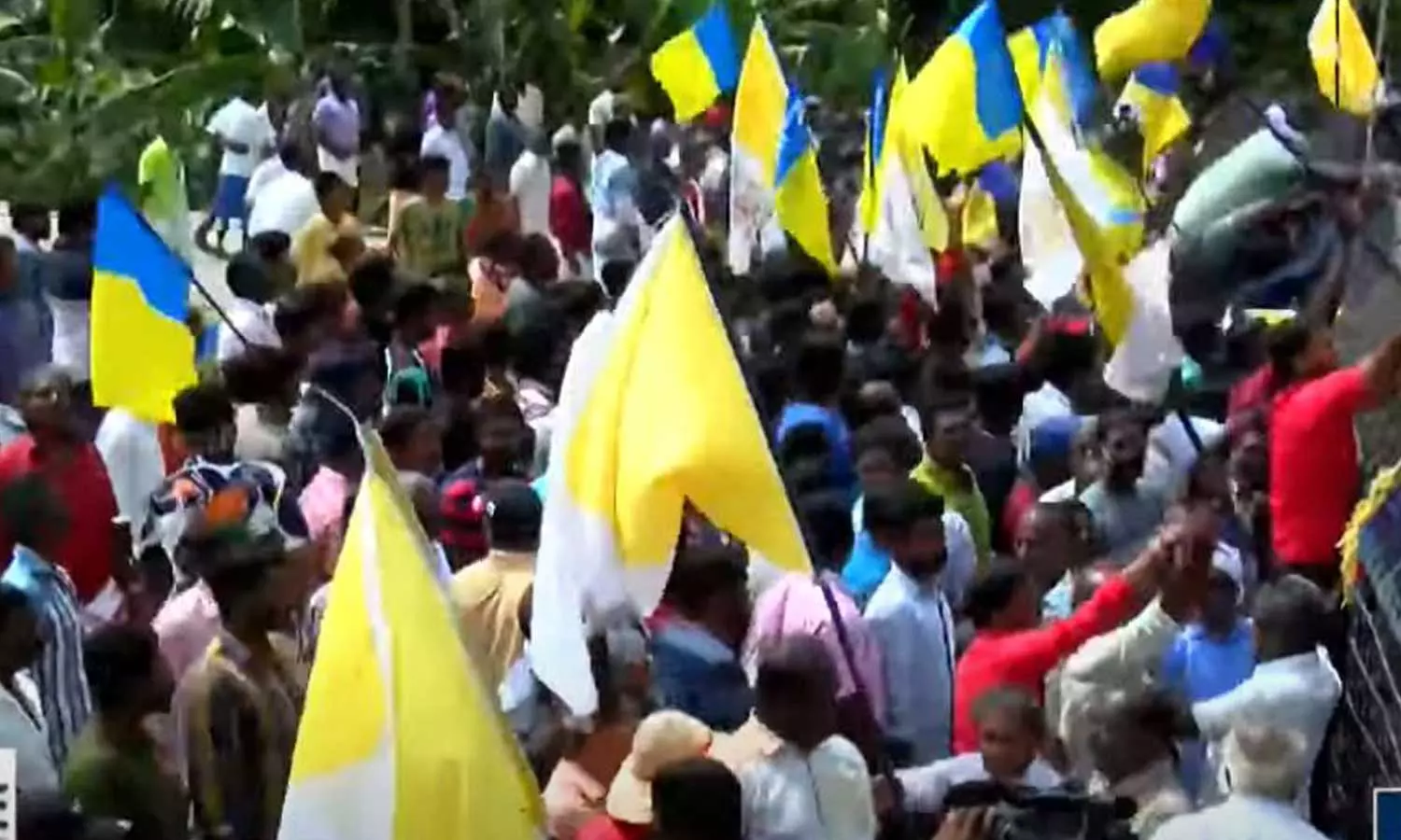 വിഴിഞ്ഞം തുറമുഖം: സമരം കടുപ്പിക്കാൻ മത്സ്യത്തൊഴിലാളികൾ; കരയും കടലും ഇന്ന് വളയും വിഴിഞ്ഞം തുറമുഖം: സമരം കടുപ്പിക്കാൻ മത്സ്യത്തൊഴിലാളികൾ; കരയും കടലും ഇന്ന് വളയും