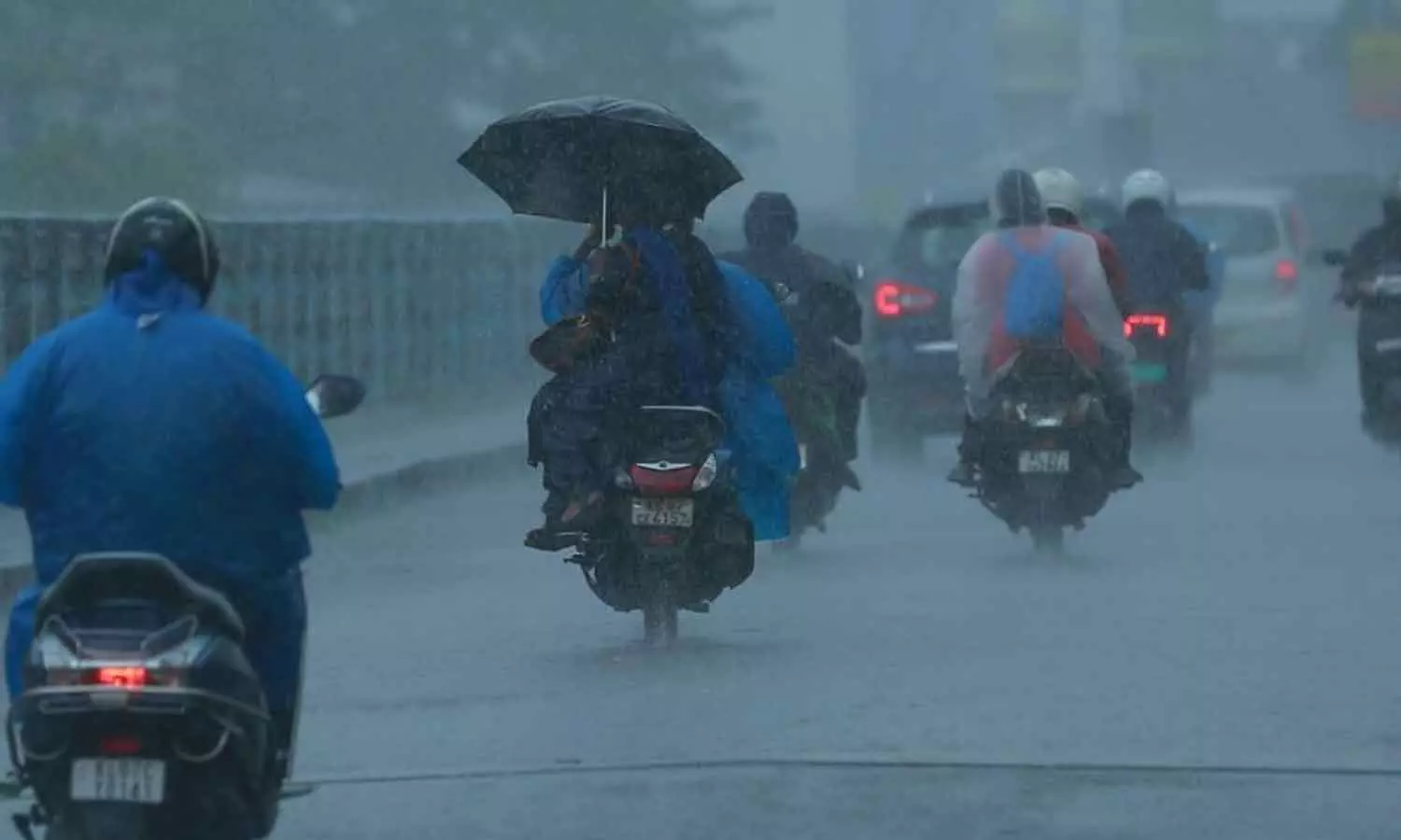 സംസ്ഥാനത്ത് അടുത്ത മണിക്കൂറുകളിൽ മഴക്ക് സാധ്യത സംസ്ഥാനത്ത് അടുത്ത മണിക്കൂറുകളിൽ മഴക്ക് സാധ്യത